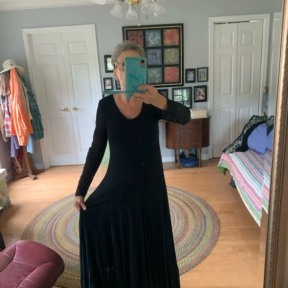 Vintage black nylon floor length dress. Sheer sleeves. Lined to the knee. Size 6 - Picture 5 of 7